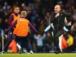 Bahkan Pep Guardiola tampak sangat bersemangat merayakan gol Sterling. Foto: Clive Brunskill/Getty Images