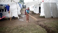 Warga ditampung di tenda-tenda milik PMI. Darren Whiteside/Reuters.