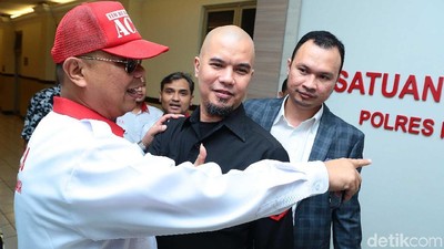 Resmi Tersangka, Ahmad Dhani Sambangi Polres Jaksel