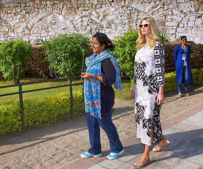 Pesona kecantikan gaun rancangan Biyan Wanaatmadja tak hanya memikat mata wanita Indonesia, namun juga putri Presiden Trump, Ivanka Trump. Ivanka dalam penampilan terbarunya mengenakan gaun monokrom rancangan Biyan saat tur di India. Foto: Dok. Instagram