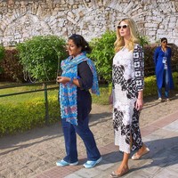 Pesona kecantikan gaun rancangan Biyan Wanaatmadja tak hanya memikat mata wanita Indonesia, namun juga putri Presiden Trump, Ivanka Trump. Ivanka dalam penampilan terbarunya mengenakan gaun monokrom rancangan Biyan saat tur di India. Foto: Dok. Instagram