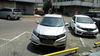 Seharusnya lahan parkir cukup untuk dua mobil, gara-gara parkir sembarangan jadi hanya satu mobil yang masuk. Medsos/Istimewa.