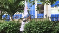 Pantauan di lokasi, panitia kongres sudah mulai memasang umbul-umbul bertuliskan Alumni 212 di pagar Wisma PHI. (Foto: Indra Komara/detikcom)