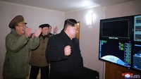 Berdasarkan foto tak bertanggal yang dirilis media Korut KCNA yang dikutip dari Reuters, tampak Kim Jong-Un memeriksa rudal balistik Hwasong-15 yang hendak diluncurkan. (Foto: Dok. REUTERS/KCNA)