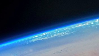 Pemandangan bulan bulat di atas bumi. Foto: Instagram
