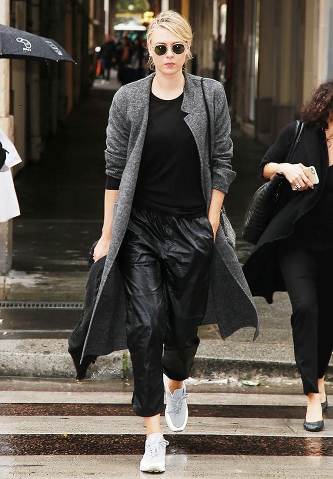 Padanan antara coat bergaya maskulin dan celana kulit yang edgy tidak akan pernah salah dipakai saat musim hujan. Foto: Ist.