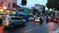 Sudah memasuki akhir jabatan, Ridwan Kamil dan Oded M Danial belum mampu melakukan relokasi PKL Cicadas. Padahal penataan PKL Cicadas adalah salah satu janji kampanye keduanya. 