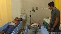 Kedua pekerja dievakuasi ke RSUD Mardi Waluyo untuk mendapat pperawatan/Foto: Erliana Riady