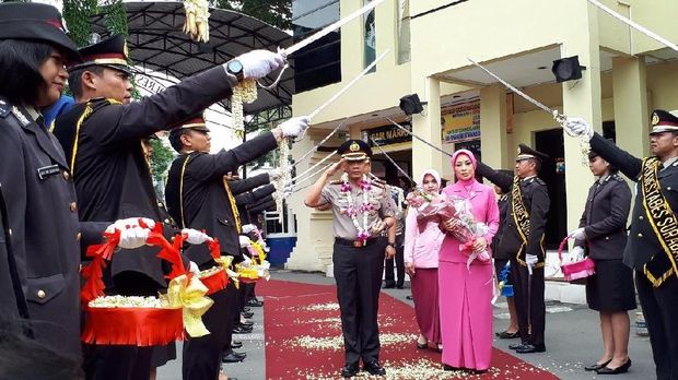 Kombes Rudi disambut pedang pora