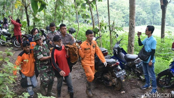 Foto: Evakuasi 2 Korban Longsor di Kulon Progo