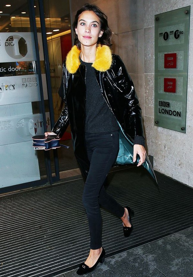 Ini waktunya Anda bisa bermain dengan koleksi raincoat yang playful. Sebagai padanan, pilih paduan yang lebih minimalis seperti T-shirt dan jeans agar tetap stylish. Foto: Ist.