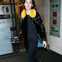 Ini waktunya Anda bisa bermain dengan koleksi raincoat yang playful. Sebagai padanan, pilih paduan yang lebih minimalis seperti T-shirt dan jeans agar tetap stylish. Foto: Ist.