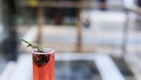 Hole in The Wall Cafe & Bar, New York City memiliki The Dame Edna. Warnanya yang ungu ini dibuat dari campuran reduksi blackberry, gin, prosecco, dan daun thyme. Foto: Istimewa