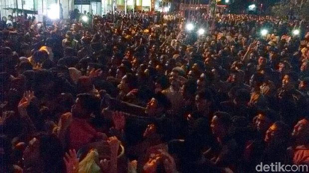 Ribuan warga memenuhi halaman masjid