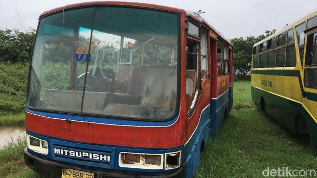 Puluhan Bus dan Mikrolet 'Membusuk' di Terminal Rawa Buaya