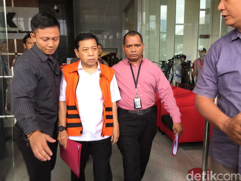 Usai Diperiksa MKD, Setya Novanto Muncul Bawa Map Merah Usai Diperiksa MKD, Setya Novanto Muncul Bawa Map Merah