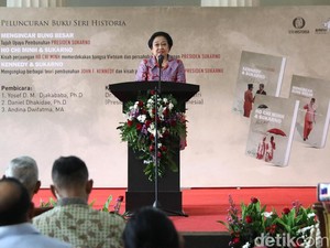 Saat Sandal Ho Chi Minh Masuk Istana Negara