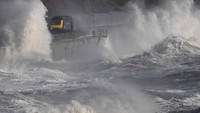 Apabila angin laut sedang kencang dan ombak sedang tinggi, kereta tersebut tak bisa menghindar dari badai. Foto diambil Februari 2017. (Foto: Dok. REUTERS/Toby Melville)