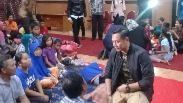 Susilo Bambang Yudhoyono dan keluarga mengunjungi pengungsi korban banjir di Kabupaten Pacitan, Jawa Timur, Kamis (30/11/2017) Foto: Sugeng Harianto