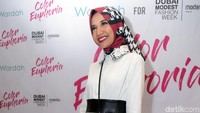 Ia tampil dengan busana putih dan hijab merah bercorak warna-warni. Pool/Noel/detikFoto.