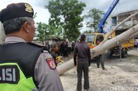 petugas mengevakuasi pohon tumbang