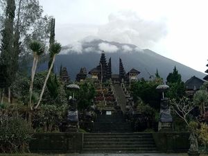 Video: Pura Besakih di Tengah Gejolak Gunung Agung