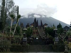 Video: Pura Besakih di Tengah Gejolak Gunung Agung