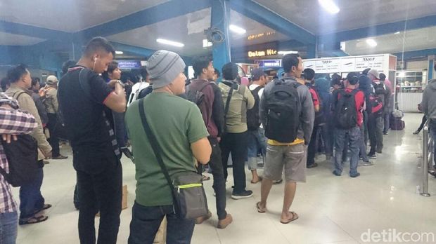  Penutupan sementara Pelabuhan Merak dan Bakauheni mengakibatkan penumpukan penumpang di area pelabuhan, Kamis (30/11/2017)