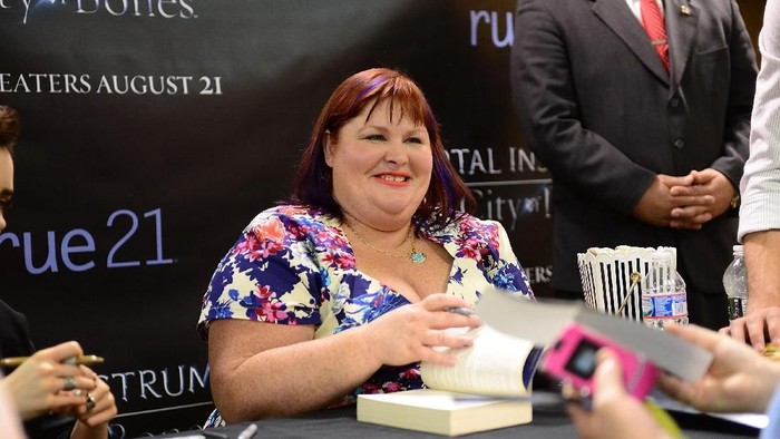 Penulis City of Bones Cassandra Clare Tulis Dua Buku