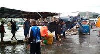 Ngeri! Amukan Ombak Palabuhanratu Rusak Perahu dan Warung