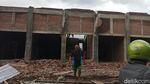 FOTO: Dua Pekerja Stadion di Kota Blitar Tertimpa Tembok