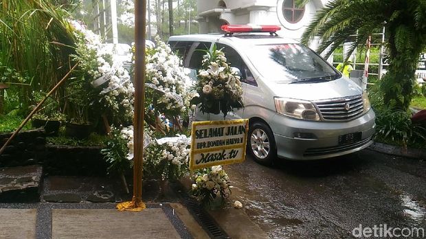 Sebelum Kremasi Jenazah Bondan, Keluarga Lakukan Ibadah Tutup Peti