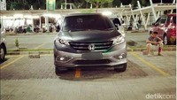 Kejadian seperti itu di Indonesia kerap ditemui di lahan parkir pusat perbelanjaan. Medsos/Istimewa.