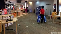 Dari pantauan detikFinance H-2 jelang penutupan, outlet lantai 2 Matahari sudah ditutup, namun lantai 1 masih melayani pembeli yang memburu diskon.