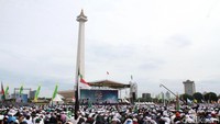 Beberapa ulama, seperti Dewan Syuro Majlis Rasullullah, Habib Nabil bin Fuad Al Musawa, Habib Salim Al Jufri, dan Habib Musa Al Kadhim Assegaf hadir dalam acara itu. Jemaah yang datang dari berbagai majelis memenuhi dan memadati area Monas sejak pagi. Foto: Agung Pambudhy