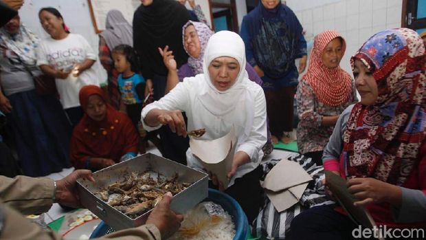 Mensos Khofifah Indar Parawansa tinjau korban banjir Pacitan/