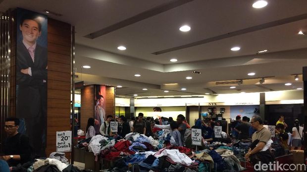 Mau Tutup Matahari  Taman Anggrek Obral Baju Mulai Rp 49 900