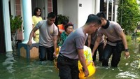 Proses evakuasi warga. Foto: Robby Bernardi/detikcom