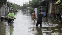 Nurokhman (76) Ketua RT 01 RW 09 Kelurahan Panjang Baru, Pekalongan Utara mengatakan air laut sudah tinggi sejak Jumat dini hari pukul 01.00 WIB. Foto: Robby Bernardi
