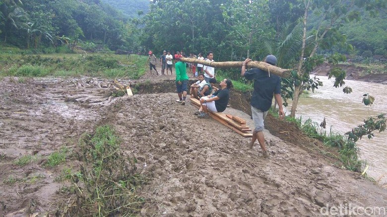 Jembatan Diterjang Banjir, Warga di Dusun Wunut Bantul Terisolir Jembatan Diterjang Banjir, Warga di Dusun Wunut Bantul Terisolir