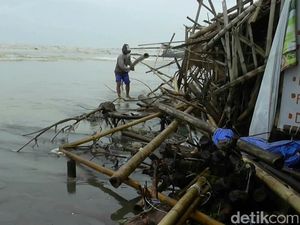 Dihantam Gelombang Laut, 57 Warung di Pantai Widuri Luluh Lantak