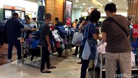 Pakaian formal pria juga nyaris ludes dan menyisakan kemeja dan celana kerja. Namun masih ada juga pakaian santai pria mulai dari polo shirt, t shirt hingga singlet.