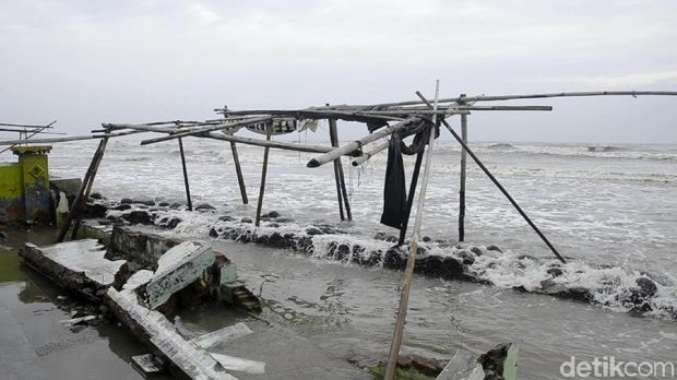 Tanggul Pantai Sari Pekalongan Jebol Air Laut Rendam Permukiman