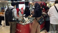Mereka tampak memilih-milih barang diskon yang diberikan oleh Matahari.
