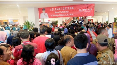 Ramai, Warga Berbondong-bondong ke Transmart Sukoharjo