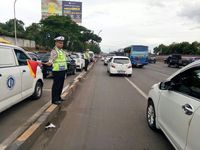Tol Jakarta-Cikampek Padat Sore ini, Contra Flow Diberlakukan