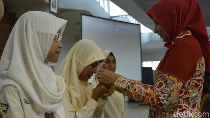 Hore...1.000 Kacamata Zaman Now Dibagikan Gratis ke Pelajar