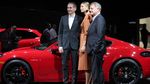Anggunnya Sharapova di Dalam Porsche Merah