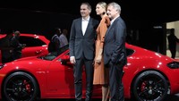 Sharapova ketika berfoto dengan dua anggota Dewan Eksekutif Porsche, Detlev von Platen dan Oliver Blume. Foto: Mike Blake/Reuters