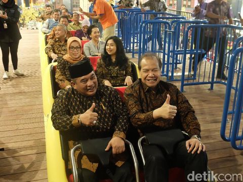 CT dan Bupati Wardoyo Wijaya Jajal Crazy Cab di Transmart Sukoharjo